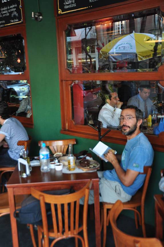 Pausa para abastecimento num dos muitos botecos no bairro de Roma, na Cidade do México, capital do país